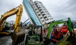 Un immeuble affaisé aprÚs un violent séisme, dans la ville de Hualien, le 7 février 2018 à Taïwan