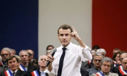 Emmanuel Macron avec des élus ruraux dans le cadre du grand débat, à Souillac, le 18 janvier 2019