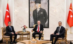 Le chef de la diplomatie américaine Anthony Blinken (G) avec le président turc Recep Tayyip Erdogan (C) et le ministre des Affaires étrangères turc, Hakan Fidan, le 12 décembre 2024 à l'aéroport d'Ankara