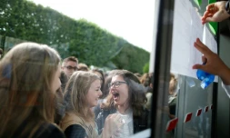 Des lycéens jeunes bacheliers réagissent à l'affichage des résultats du bac à Caen, le 5 juillet 2016