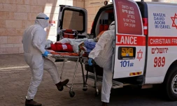 Des ambulanciers transportent un malade atteint du Covid-19 dans un hôpital de Jérusalem, le 15 août 2021