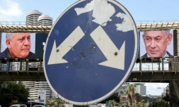 Le candidat centriste au poste de Premier ministre Gadi Eisenkot (g) et l'actuel Premier ministre Benjamin Netanyahu apparaissent sur des écrans installés sur un pont enjambant une rue de Ramat Gan, en Israël, le 20 octobre 2026