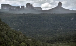 Vue aérienne le 7 juin 2018 du parc national de la Serrania du Chiribiquete en Colombie, dont le Comité du Patrimoine mondial doit examiner fin juin la demande de classement