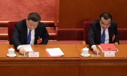 Le président chinois Xi Jinping (G) et le Premier ministre Li Keqiang votent sur une mesure prévoyant une loi sur la sécurité à Hong Kong, lors de la séance de clÎture d'une session du Parlement à Pékin, le 28 mai 2020