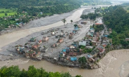 Vue aérienne de Devighat, aprÚs des inondations meurtriÚres le 27 août 2026 au nord de Katmandou au Népal, à la frontiÚre avec le Tibet