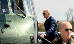 Joe Biden monte à bord de l'hélicoptÚre présidentiel à Rehoboth Beach, dans le Delaware, le 20 mars 2022