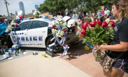 Des fleurs sur une voiture de police en hommage aux policiers tués, le 8 juillet 2016 à Dallas