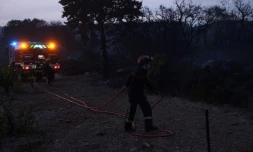Des pompiers interviennent contre l'incendie de Frontignan (Hérault), dans le sud de la France, le 18 août 2024

