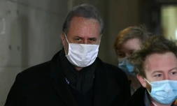 Georges Tron et son avocat Antoine Vey peu avant l'audience au tribunal de Paris, le 17 février 2021