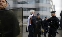 Le directeur d'Air France, Pierre Plissonnier, est évacué le 5 octobre 2015, après un comité central d'entreprise (CEE)