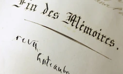 Photo prise le 25 novembre 2013 à Paris d'une page signée par François-René de Chateaubriand de la copie manuscrite des Mémoires d'outre-tombe