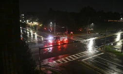 Un camion de pompiers dans une rue déserte avant l'arrivée de l'ouragan Hélène, le 26 septembre 2024 à Tallahassee, en Floride