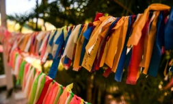 Des rubans volent au vent dans le jardin de Cathy Tobias sur l'ßle d'Anna Maria, en Floride, pour commémorer chaque décÚs du Covid-19 dans cet Etat.