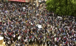 Des Soudanais manifestent en masse contre le Conseil militaire de transition Ă Omdourman, ville voisine de Khartoum le 30 juin 2019