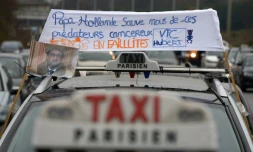 Un taxi lors d'une manifestation le 15 décembre 2015 au Bourget