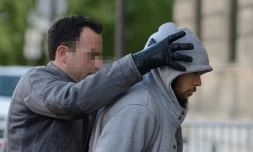 Alexandre Dhaussy, qui a poignardé un militaire à la Défense, escorté par un policier le 29 mai 2013 à Paris