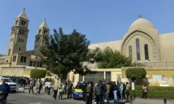 Policiers et passants sont devant l'église copte du Caire où une explosion a eu lieu, le 11 décembre 2016
