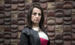 Avant, Mathilde Daudet (nĂ©e Jean-Pierre), pĂšre de quatre enfants, multipliait les conquĂȘtes fĂ©minines. Avant, Jean-Pierre Ă©tait suicidaire