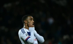 La déception de l'attaquant Alexandre Lacazette après la défaite de Lyon face au Zenit Saint-Pétersbourg en Ligue des champions, à Lyon le 4 novembre 2015 