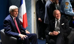 Le secrétaire d'Etat américain, John Kerry (g) et le ministre français des Affaires étrangÚres, Laurent Fabius, le 9 décembre 2015 à la COP21 à Paris