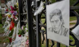 Un portrait au crayon de l'acteur français Alain Delon devant l'entrée de la propriété La Brulerie, à Douchy, dans le centre de la France, le 18 août 2024