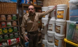 Steve René, le 13 mars 2020 en Virginie occidentale, devant des seaux de nourriture lyophilisée pouvant être conservée pendant 25 ans 