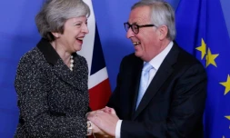 Theresa May et le président de la Commission européenne, Jean-Claude Juncker, à Bruxelles le 11 décembre 2018, avant une réunion pour renégocier les termes du Brexit