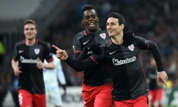 L'attaquant de l'Athletic Bilbao Aritz Aduriz fĂȘte avec ses coĂ©quipiers son but face Ă Marseille en Europa League, le 18 fĂ©vrier 2016 au VĂ©lodrome