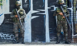 Des militaires montent la garde devant le Centre des opérations du processus électoral alors que la plus haute juridiction du pays a ordonné de suspendre l'officialisation du résultat du 1er tour de la présidentielle, le 2 juillet 2023 à Guatemala