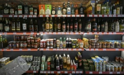 Des produits alimentaires sont à la vente dans une épicerie privée de La Havane, le 24 juin 2026