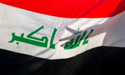 Drapeau irakien brandi par des manifestants le 28 janvier 2020 à Bassora dans le sud de l?Irak