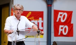 Le secrétaire général de Force Ouvrière Jean-Claude Mailly lors d'un discours contre la loi travail El Khomry, le 6 juillet 2016, à Paris, au côté de la CGT