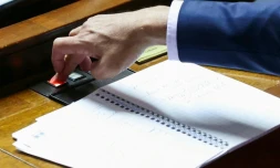 Les députés ont adopté mardi à l'unanimité une proposition de loi visant à garantir que les victimes de violences sexuelles soient systématiquement informées lorsque leur agresseur sort de détention