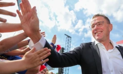 L'entraîneur du RB Leipzig, Ralf Rangnick, est salué par des supporters alors qu'il arrive pour les célébrations de fin de saison, le 26 mai 2019 à Leipzig, un jour après la défaite en finale de la Coupe d'Allemagne de son équipe contre le Bayern Munich au stade olympique de Berlin.