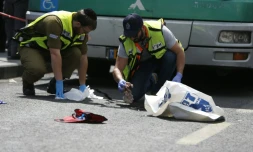 Des enquêteurs israéliens examinent les lieux après l'attaque perpétrée contre un Israélien à Jérusalem, le 8 octobre 2015