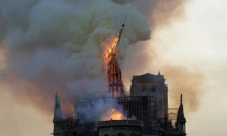 Le flèche de Notre-Dame de Paris s'effondre le 15 avril 2019 lors du gigantesque incendie qui ravage la cathédrale