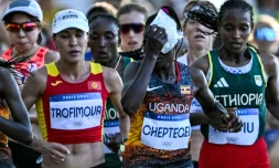 L'athlète ougandaise Rebecca Cheptegei (c) lors du marathon féminin de l'épreuve d'athlétisme des Jeux olympiques de Paris 2024, le 11 août 2024 à Paris