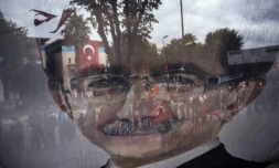 Photo prise à travers une banderole électorale tranparente affichant un portrait du Premier ministre turc Ahmet Davutoglu le 29 octobre 2015 à Istanbul