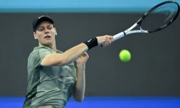 L'Italien Jannik Sinner frappe un retour contre le Chilien Nicolas Jarry lors de leur match à l'Open de Chine, à Pékin, le 26 septembre 2024