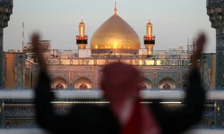Un homme photographié dans le sanctuaire de l'imam chiite Ali, dans la ville sainte irakienne de Najaf, le 10 mars 2026
