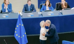La présidente de la Commission européenne Ursula von der Leyen accueille le Premier ministre canadien Mark Carney, le 16 septembre 2026 au Parlement européen à Strasbourg, dans l'est de la France