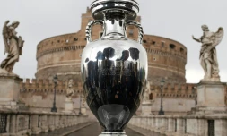 Le trophée UEFA de l'Euro 2020 exposé sur le Pont Saint-Ange de Rome, le 20 avril 2021