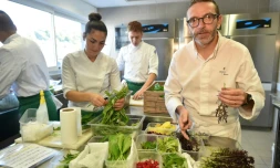Le chef Sébastien Bras dans la cuisine de son restaurant Le Suquet, le 2 septembre 2017 à Laguiole, dans l'Aveyron