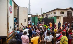 Des sacs de nourriture distribués aux habitants d'Agbelekale à Lagos le 1er avril 2020