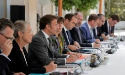 Le conseil olympique réuni autour du président Emmanuel Macron (3e à gauche) au palais de l'Elysée, le 25 juillet 2022 à Paris