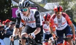 Tadej Pogacar lors du final de la Flèche Wallonne, le 19 avril 2023 à Huy, en Belgique