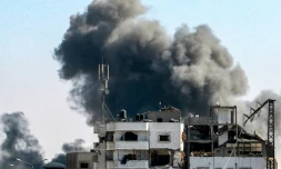 Une colonne de fumée s'élève à Khan Younès, dans le sud de la bande de Gaza, après une frappe israélienne le 8 septembre 2024