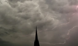 Un éclair au dessus de l'église Saint-Michel à Bordeaux, le 4 juillet 2018