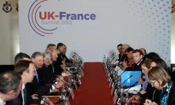 Les délégations française et britannique autour d'Emmanuel Macron (d) et Theresa May (g), le 18 janvier 2018 à Sandhurst, près de Londres