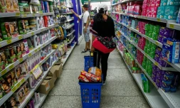 Des Vénézuéliens dans une grande surface à Cucuta (Colombie) pour acheter des vivres et des médicaments, le 17 juillet 2016